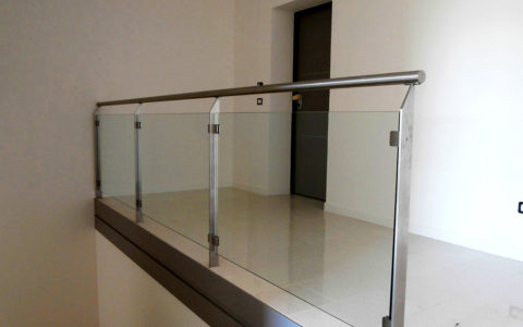 PARAPETTO-IN-VETRO-CON-CORRIMANO